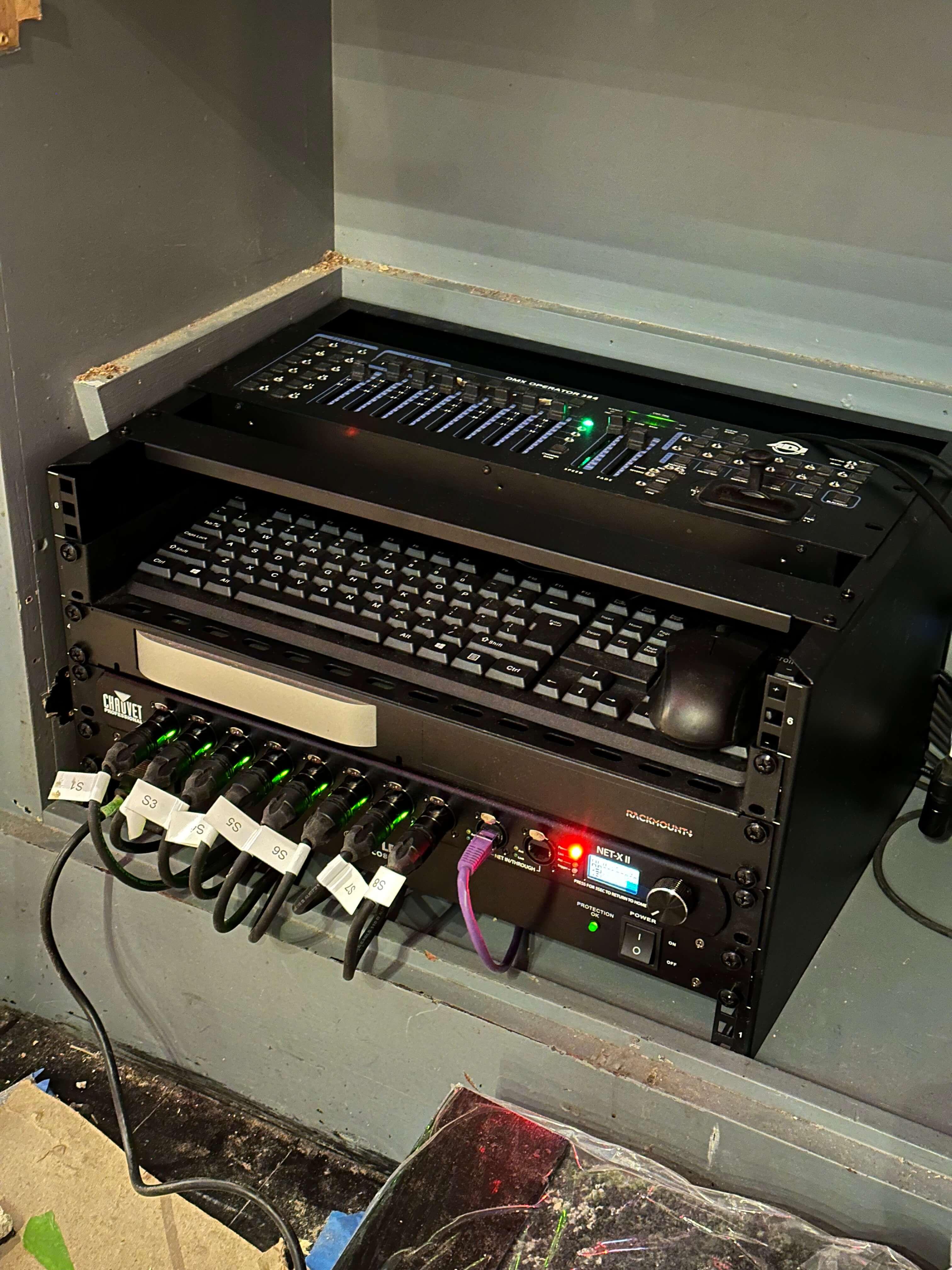 Rack unit containing a Mac Mini and Chauvet Net X II